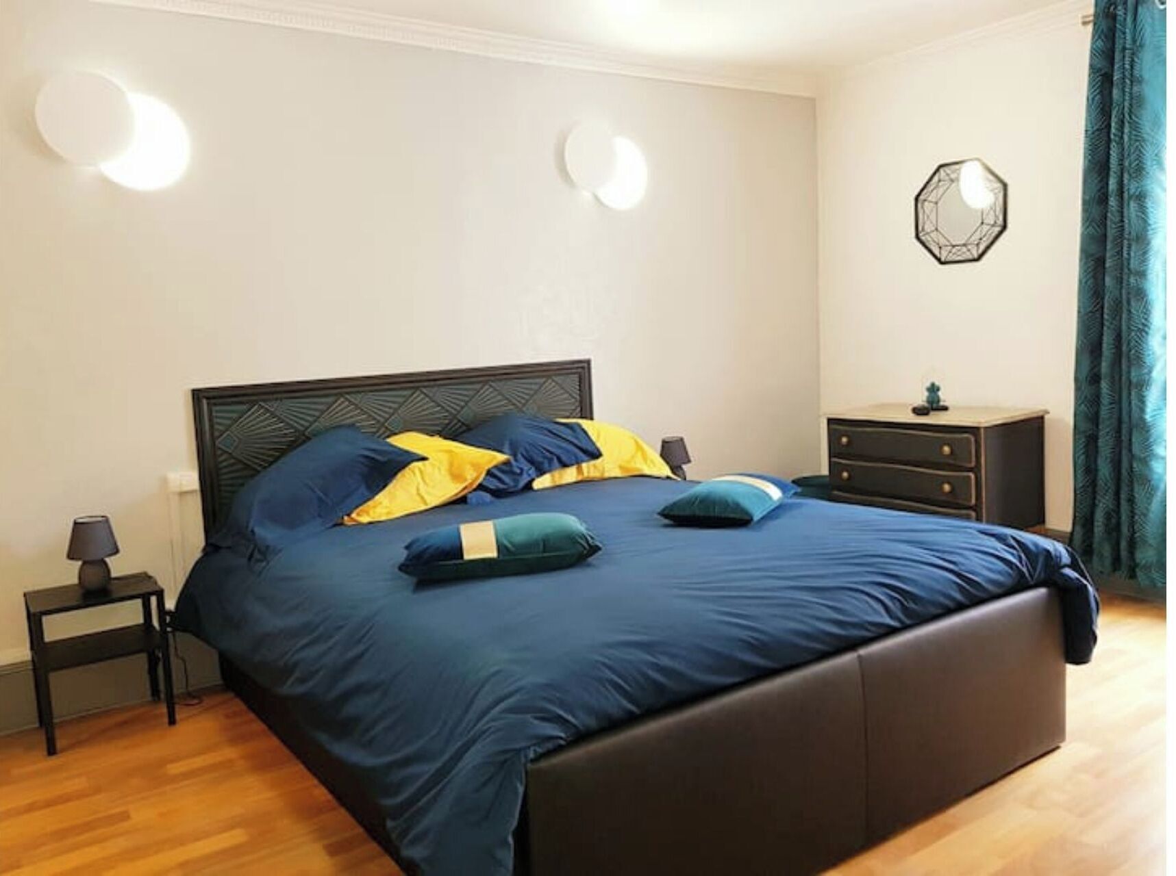 3 bedrooms, desk, iron/ironing board, travel crib