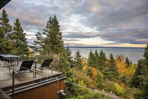 Outdoor dining - Breathtaking views, privacy and fresh air. (La Malbaie)