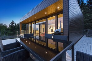 Outdoor dining - Breathtaking views, privacy and fresh air. (La Malbaie)