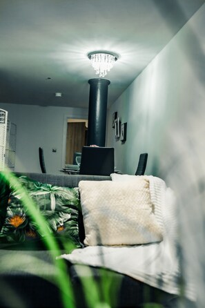 Comfort Apartment, Ensuite (Cosy Basement) | Interior - Bv Cosy Basement Apartment At Conditioning House (Bradford)