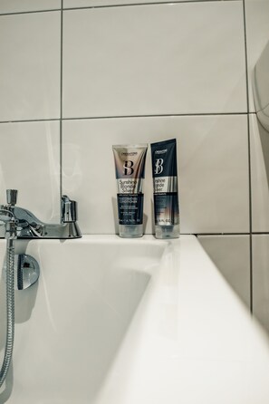 คอมฟอร์ทอพาร์ทเมนท์, ห้องน้ำในตัว (Cosy Basement) | ห้องน้ำ