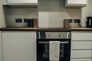 คอมฟอร์ทอพาร์ทเมนท์, ห้องน้ำในตัว (Cosy Basement) | ครัวส่วนกลาง