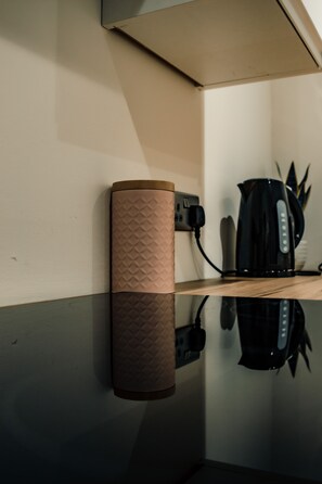 คอมฟอร์ทอพาร์ทเมนท์, ห้องน้ำในตัว (Cosy Basement) | ครัวส่วนกลาง