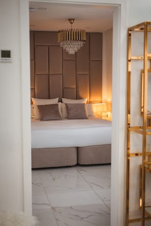 2 bedrooms, desk, iron/ironing board, free WiFi - Romantic luxury suite - 5 minutes from the center (Remscheid)