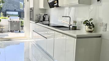 Refrigerador, microondas, horno, placa de cocina