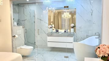Badewanne, Haartrockner, Bademäntel, Bidet