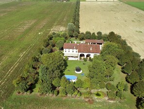 A large estate with a central building surrounded by lush greenery and fields. - The Mulberries Three Bedroom and two Bathroom Apartment (Castegnero)