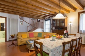 Apartment - The Mulberries Three Bedroom and two Bathroom Apartment (Castegnero)