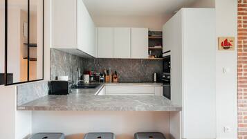 Een koelkast, een microgolfoven, een oven, een kookplaat