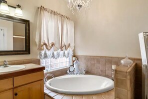 Tina con regadera, secadora de cabello, toallas 