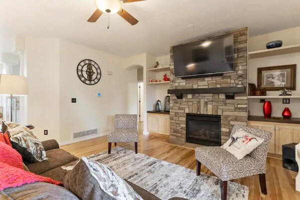 Smart TV, chimenea y libros 