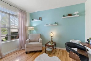 4 habitaciones, caja de seguridad en la habitación y escritorio 