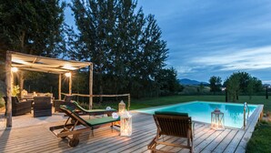 A wooden deck with lounge chairs and a pool. - Villa sul Fiume in Monte San Quirico (Lucca)