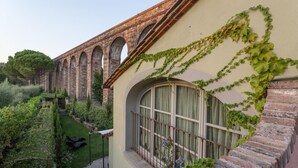 A building with a brick facade, arched windows, and a balcony with a metal railing. - La Dimora dei Conti in Capannori (Capannori)