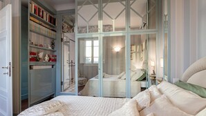 A bedroom with a large bed, a wardrobe, and a mirrored wardrobe. - Casa Emy in Lucca With 3 Bedrooms and 2 Bathrooms (Lucca)