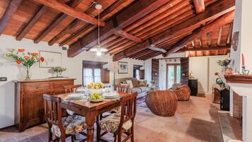 House | 5 bedrooms, WiFi