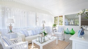 A white interior with a sofa, chairs, a coffee table, and a window with curtains. - Villa Marygrace in Forte dei Marmi (Forte dei Marmi)