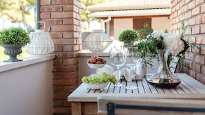 A table set with a bowl of grapes, a bowl of strawberries, and a vase with flowers. - Villa Marygrace in Forte dei Marmi (Forte dei Marmi)