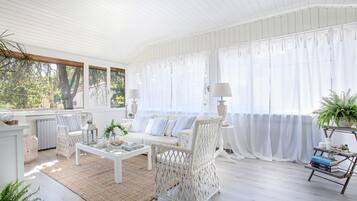 ๋น๋ผ | 3 ๊ฐ์ ์นจ์ค