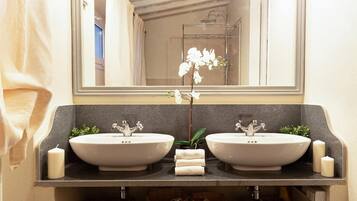 House, Smoking | Bathroom