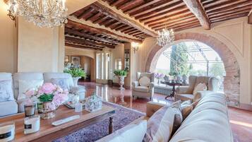 House | 10 bedrooms, WiFi