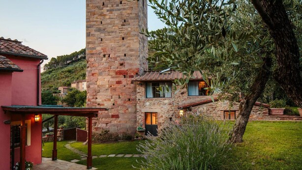 A stone building with a tower, a covered patio, and a well-maintained garden. - Villa Matilde in Capannori (Capannori)