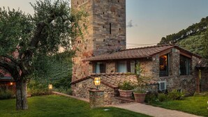 A stone house with a tiled roof, a stone staircase, and a pathway leading to the entrance. - Villa Matilde in Capannori (Capannori)