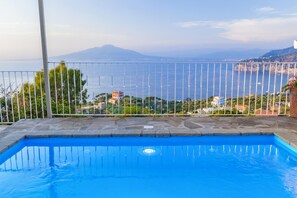 A swimming pool with a view of a coastal town and mountains in the background. - Casa Augusta A in Sorrento (Sorrento)