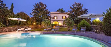 11 bedrooms, desk, iron/ironing board, WiFi