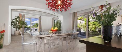 Villa, fumatori | 11 camere, una scrivania, ferro/asse da stiro, Wi-Fi