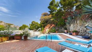 4 bedrooms, iron/ironing board, WiFi