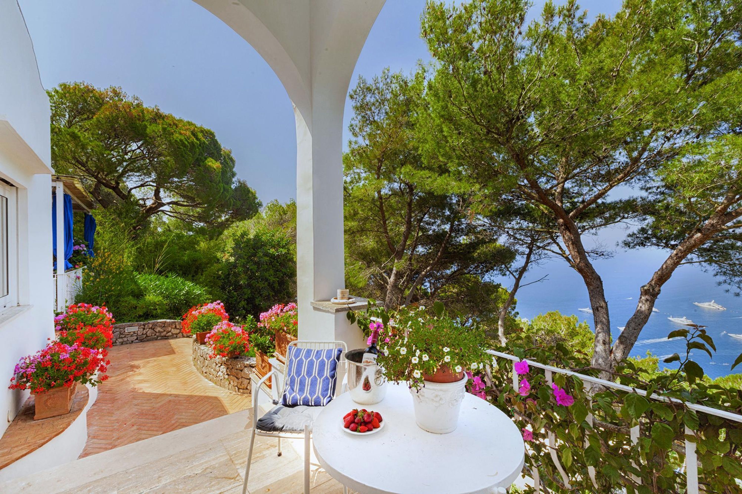 4 bedrooms, iron/ironing board, WiFi