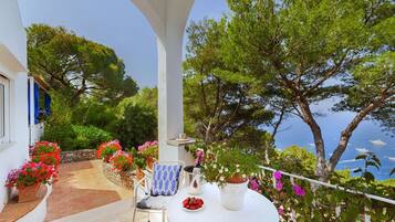 4 bedrooms, iron/ironing board, WiFi