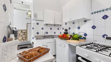 4 bedrooms, iron/ironing board, WiFi