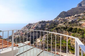 A coastal town with terraced buildings and a clear view of the sea. - Casa Cristallo in Positano (Positano)