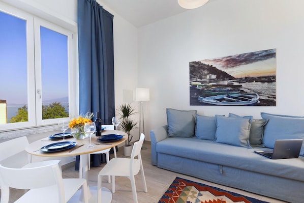 Apartment, Smoking | Travel crib