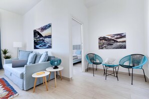 Apartment, Smoking | Travel crib