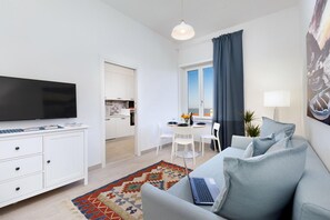 Apartment, Smoking | Travel crib