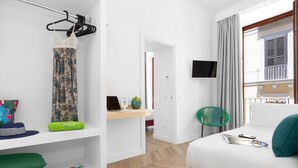 A hotel room with a bed, a desk with a computer, a TV, and a chair. - Casa 80 in Sorrento With 3 Bedrooms and 2 Bathrooms (Sorrento)