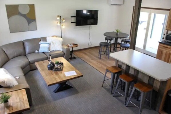 TV - Horse Creek Resort - Cabin 6 (Rapid City)