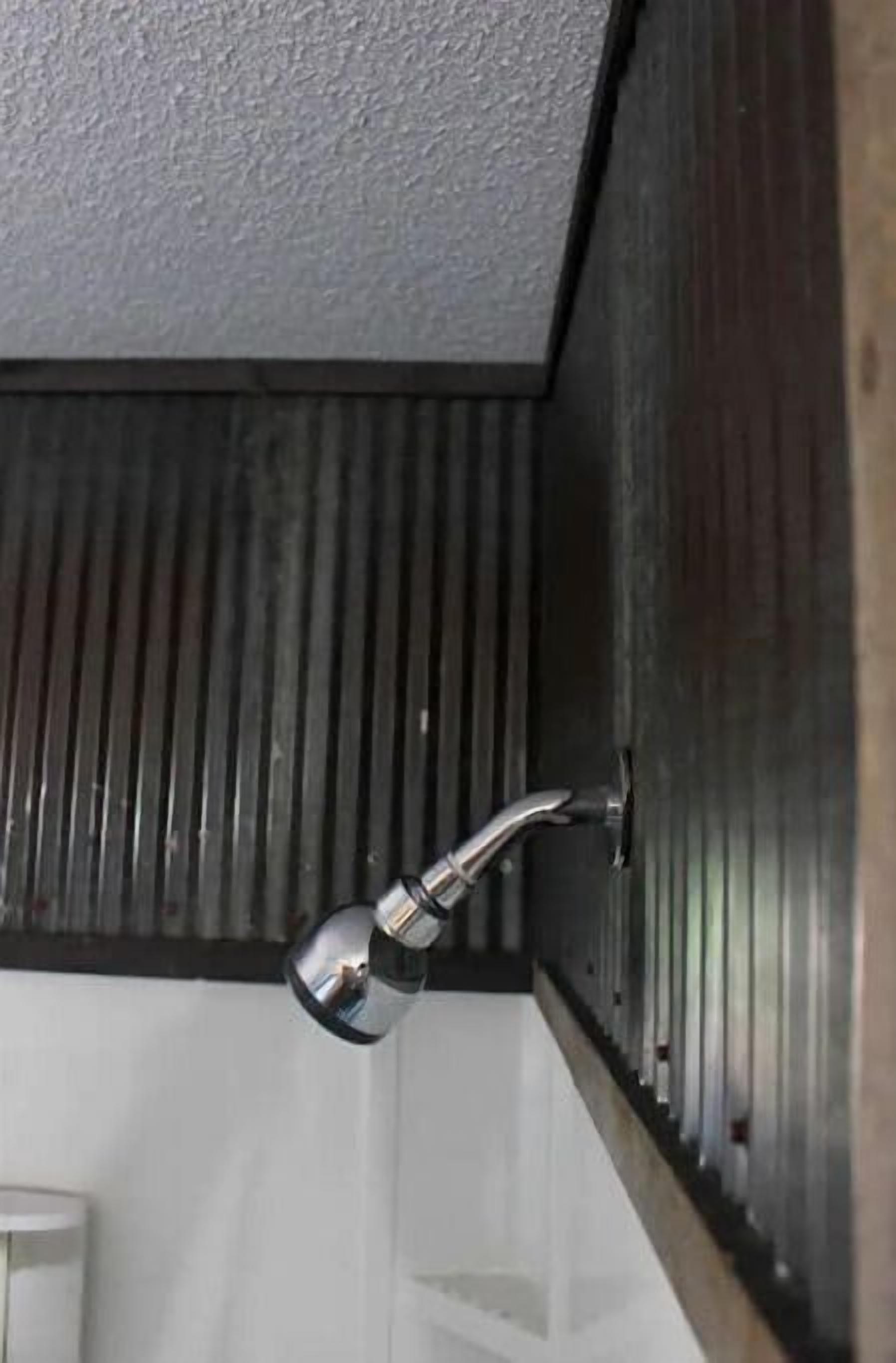 Une salle de bain avec une douche, des toilettes et un lavabo.