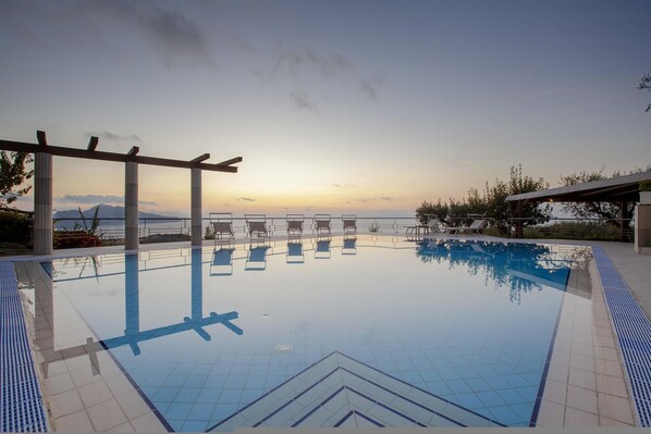 Villa, fumatori | 12 camere