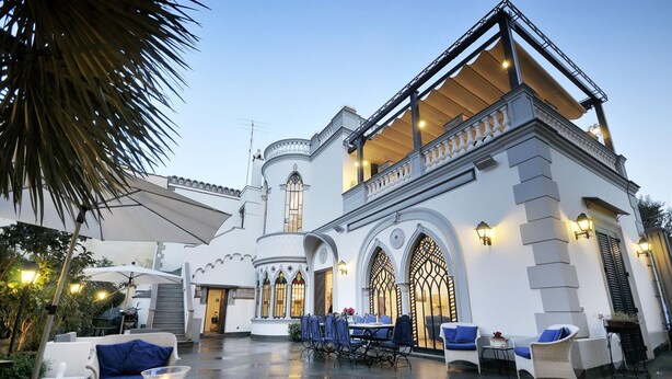 A building with a courtyard, outdoor seating, and a covered area. - Villa Angelo in Sant Agnello (Sant'Agnello)