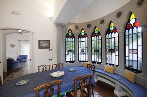 Enjoy meals with friends and family at this dining area, featuring a round table and comfortable seating for six.