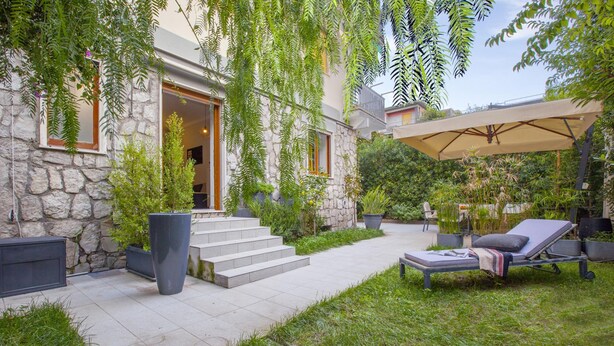 A stone building with a patio, outdoor seating, and a covered area. - Appartamento Sorrento Suite de Charme 1 (Sorrento)