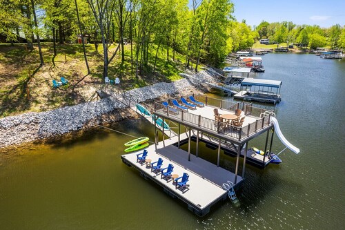 New Home, Dock, Home Theatre, Hot Tub, Fire Pit, Kayaks