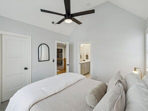 4 habitaciones, escritorio y tabla de planchar con plancha 