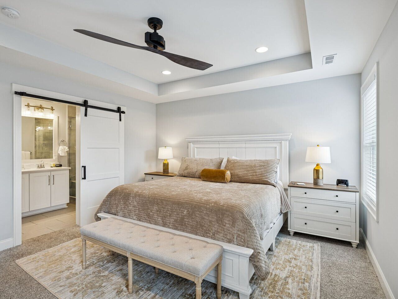 4 多间卧室、办公桌、熨斗/熨衣板、旅行婴儿床