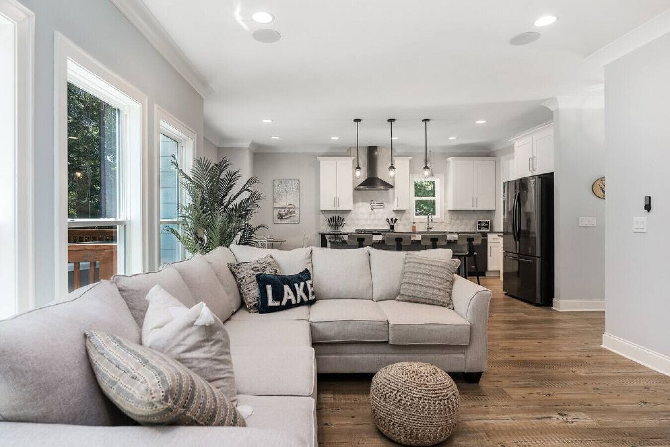 テレビ、暖炉、卓球台、ステレオ