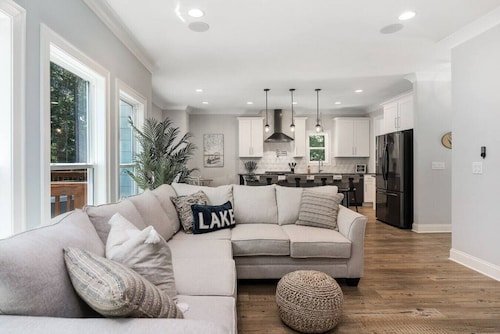 New Home, Dock, Home Theatre, Hot Tub, Fire Pit, Kayaks